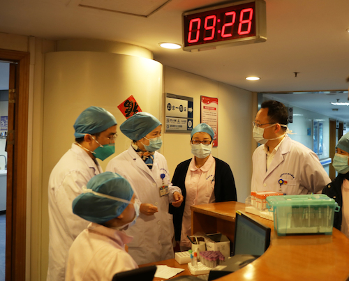 党员干部带队巡查医院重点防控区域